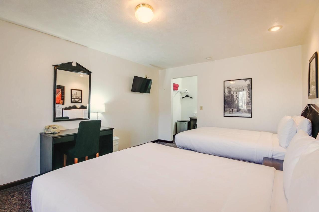 Simmer Motel Wamego Extérieur photo