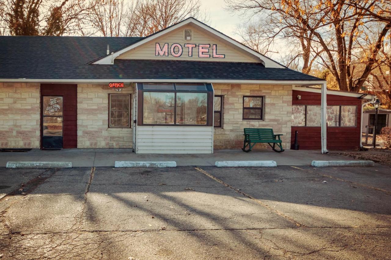 Simmer Motel Wamego Extérieur photo