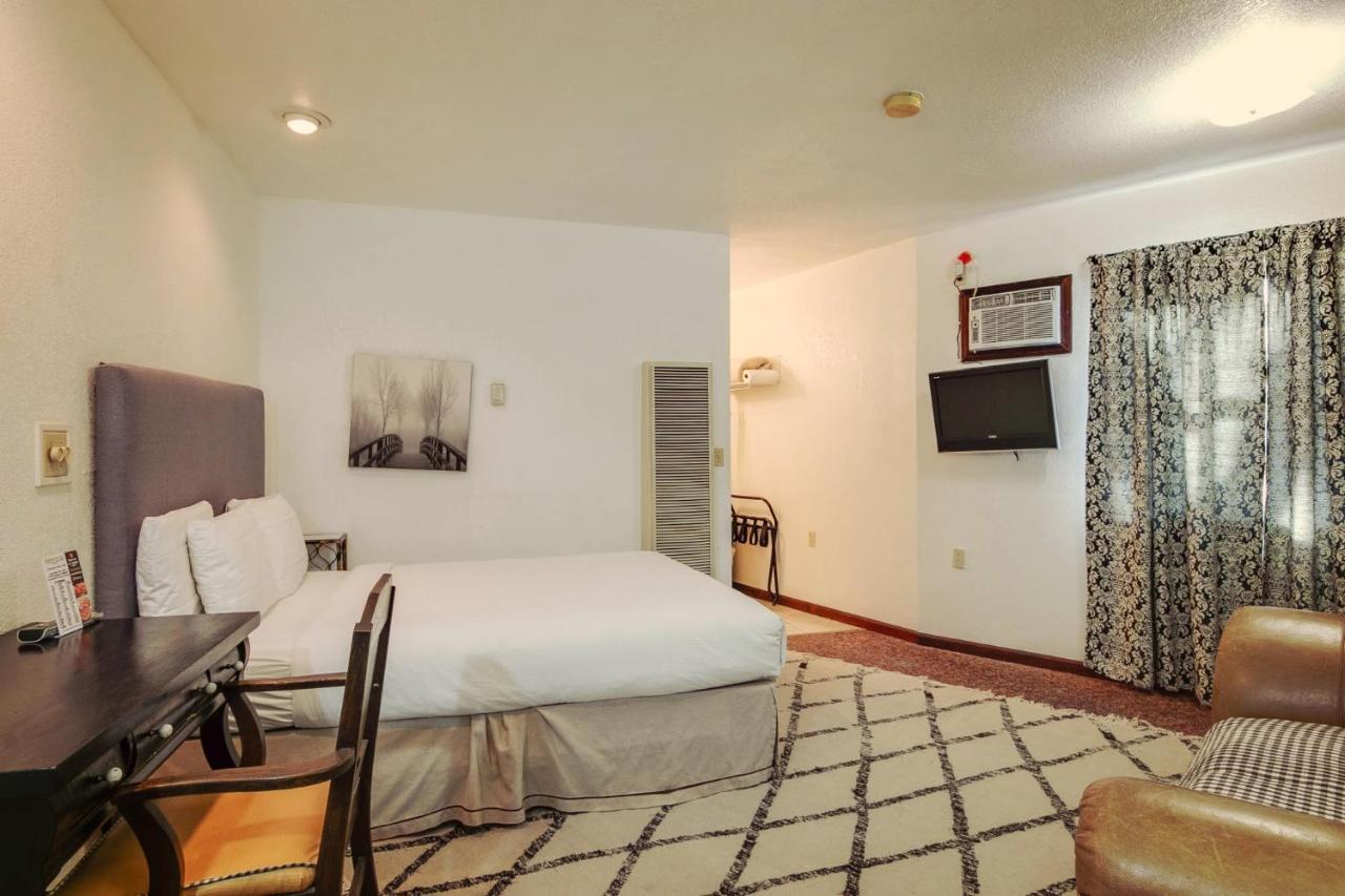 Simmer Motel Wamego Extérieur photo