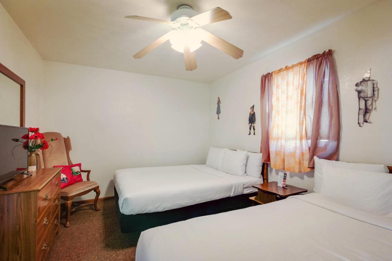 Simmer Motel Wamego Extérieur photo